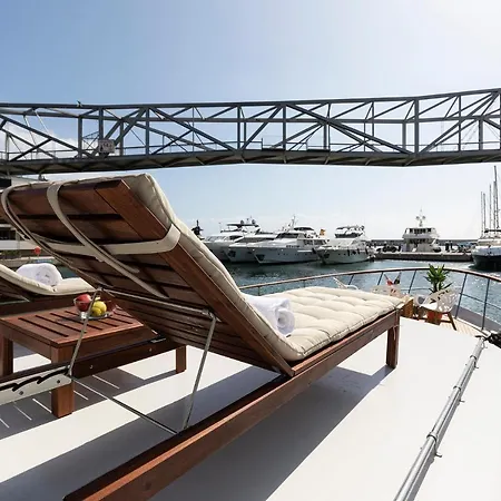 C120 - Charming Boat In Port Forum 船上ホテル *