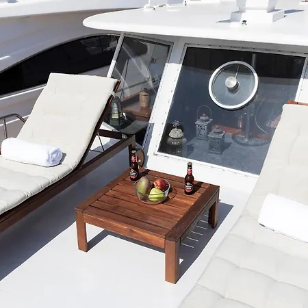 C120 - Charming Boat In Port Forum * Барселона