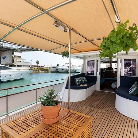 C120 - Charming Boat In Port Forum Ботель Барселона