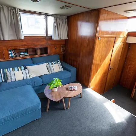 C120 - Charming Boat In Port Forum Ботель