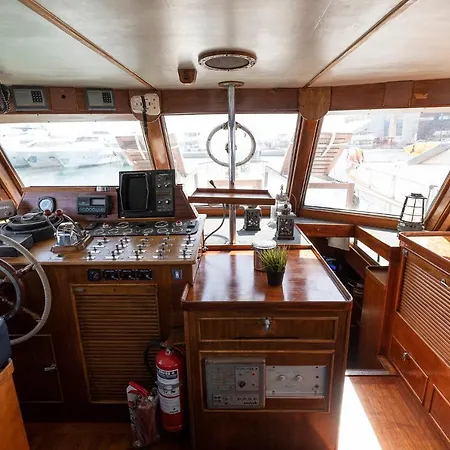 C120 - Charming Boat In Port Forum Ботель Барселона
