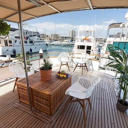 Ботель C120 - Charming Boat In Port Forum *