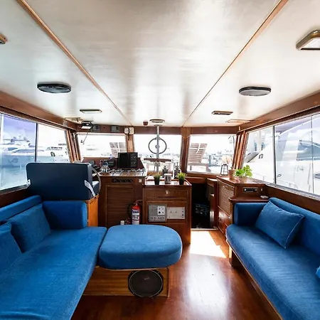 C120 - Charming Boat In Port Forum * Барселона