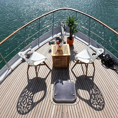 C120 - Charming Boat In Port Forum Ботель *