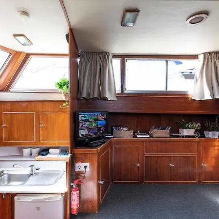 C120 - Charming Boat In Port Forum Ботель Барселона