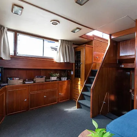 C120 - Charming Boat In Port Forum Барселона